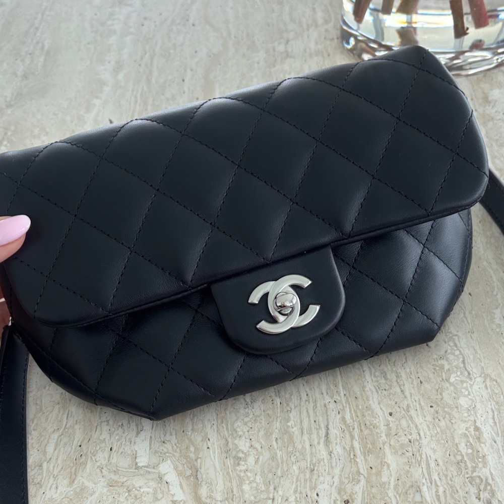 CHANEL Black Quilted Crossbody Bag - Picture 4 of 11